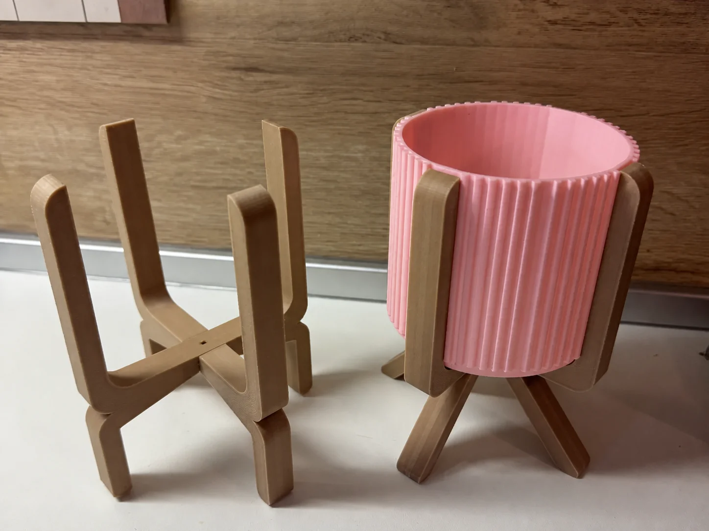 3D Baskı Ayaklı Çizgili Saksı - Bej Standlı Dekoratif Saksı - Pembe