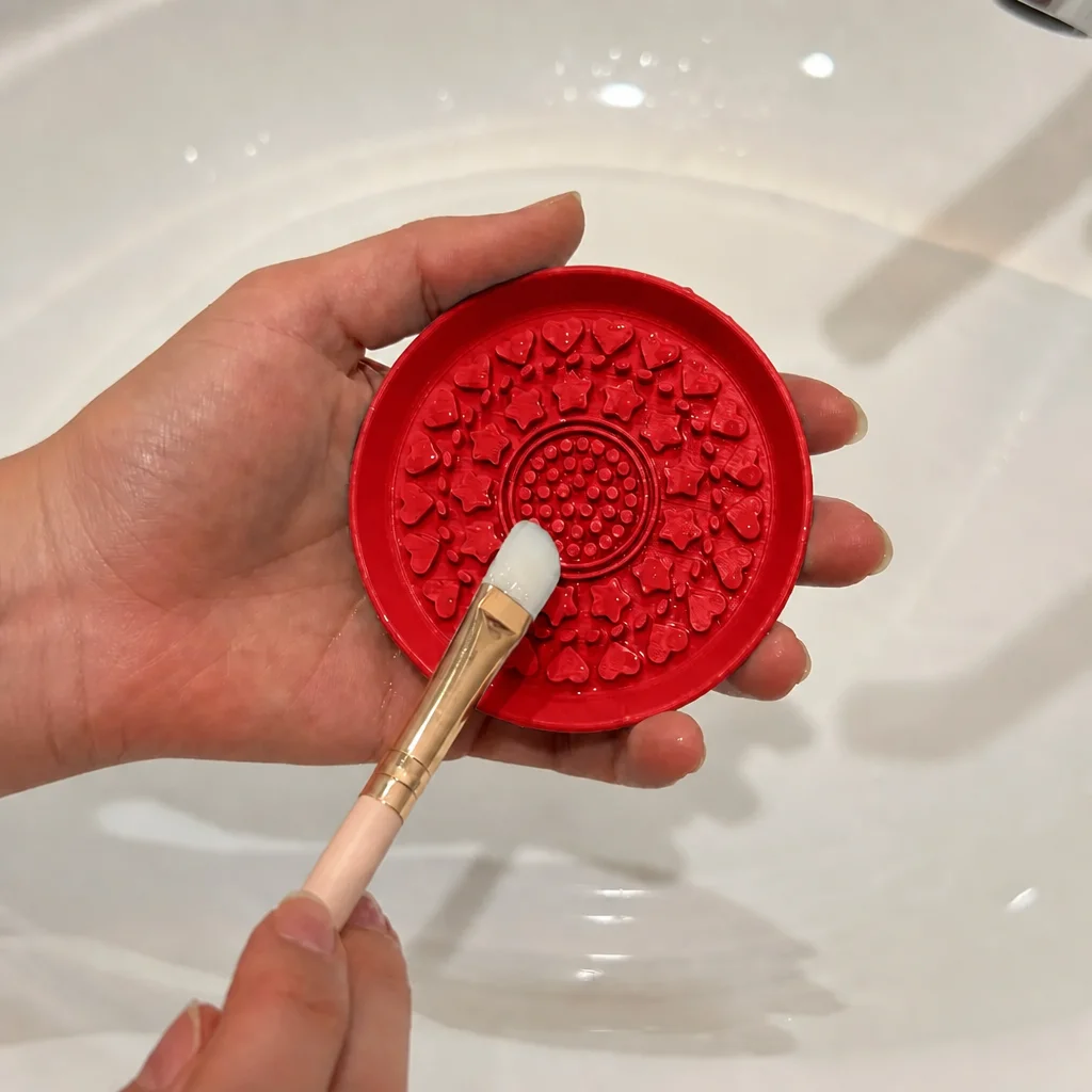 3D Baskı Makyaj Fırçası Temizleme Pedi - Desenli Aparat-Kırmızı görsel 2