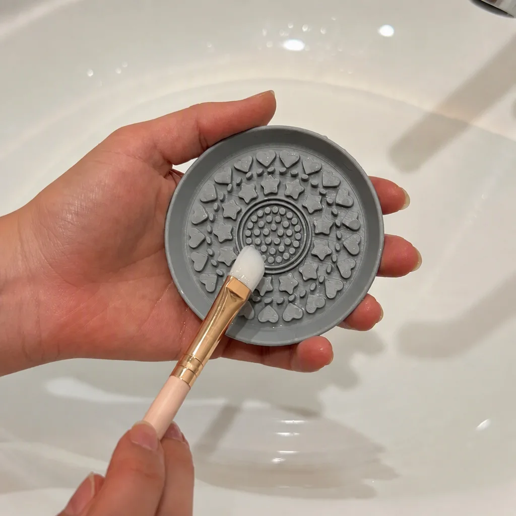 3D Baskı Makyaj Fırçası Temizleme Pedi - Desenli Aparat-Gri görsel 2