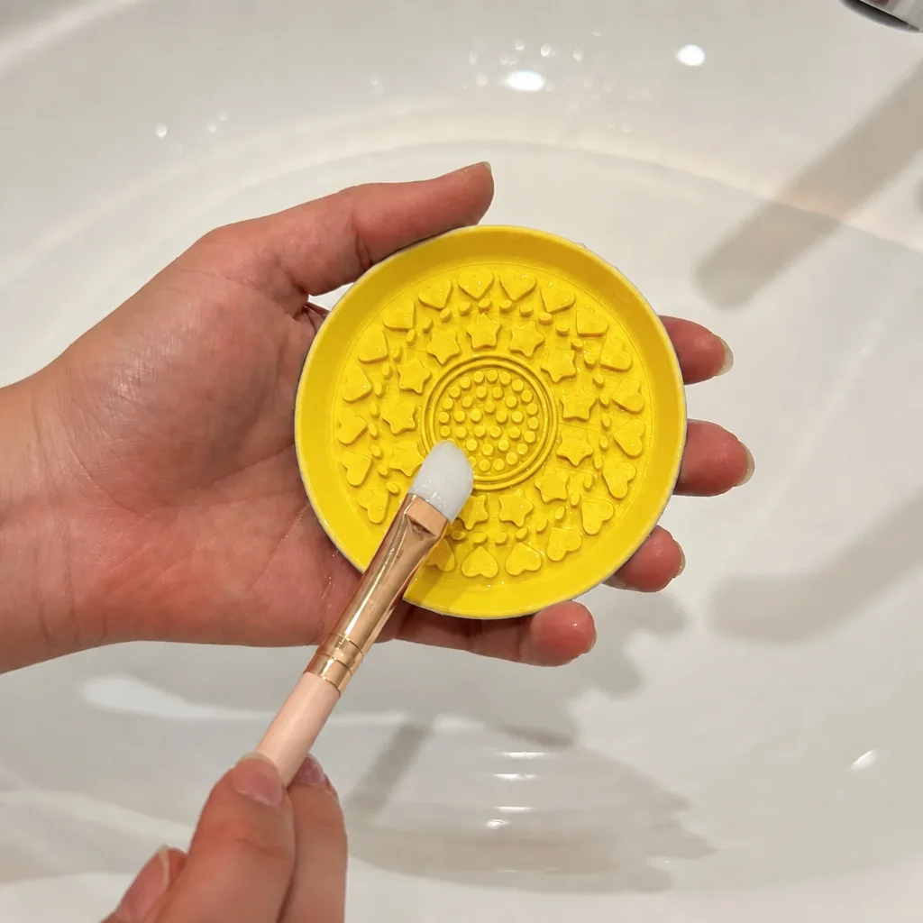 3D Baskı Makyaj Fırçası Temizleme Pedi - Desenli Aparat-Sarı görsel 2