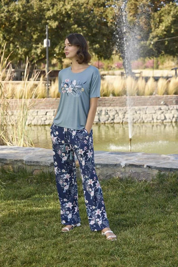 Çiçek ve Yaprak Desenli ve Baskılı Pijama Takımı görseli
