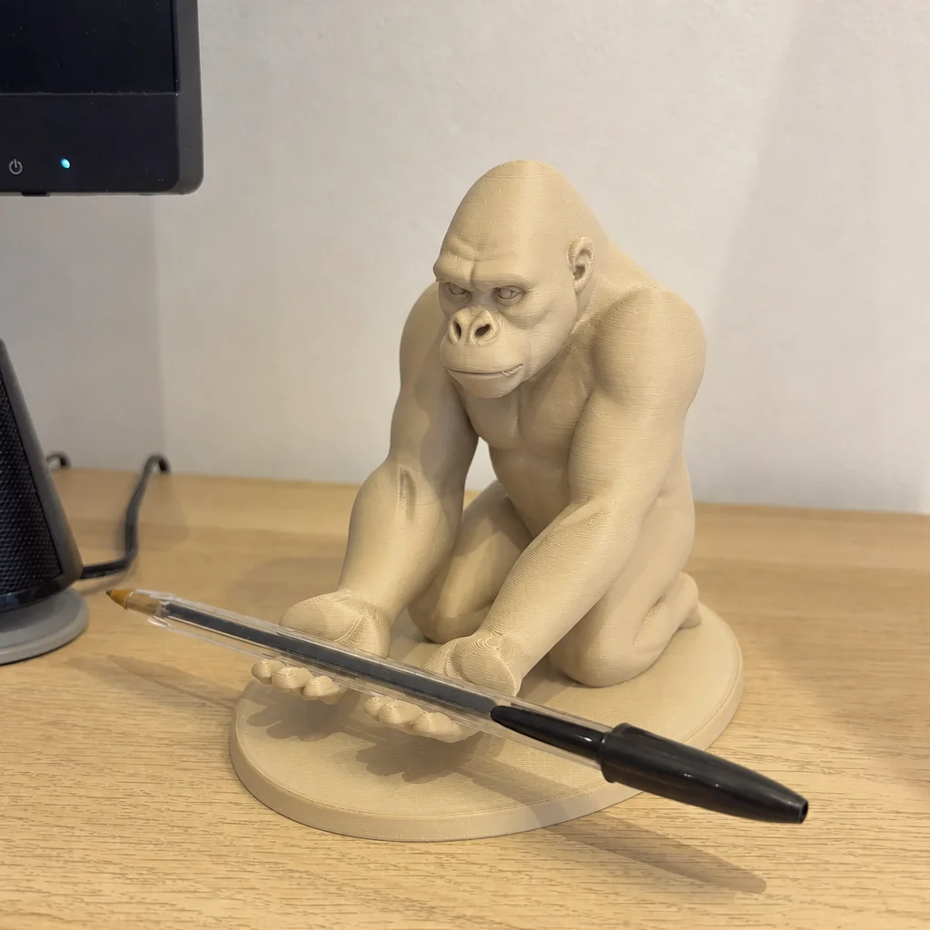 3D Baskı Goril Telefon Tutucu - Kaslı Goril Masaüstü Telefon Standı-Bej görsel 3