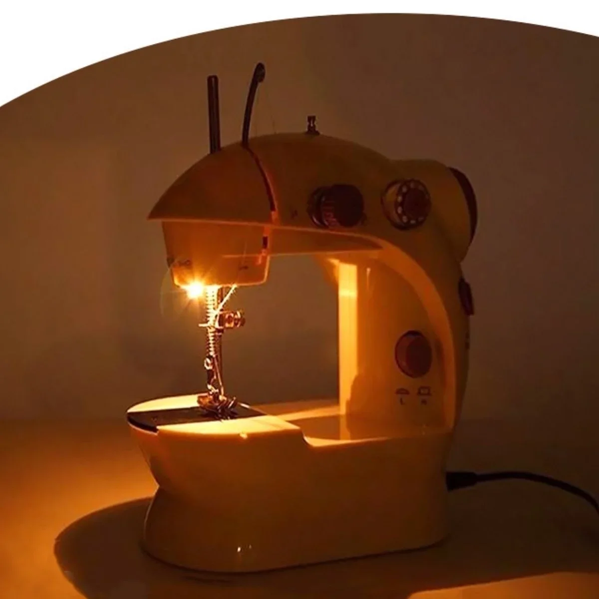 Pratik Taşınabilir Elektrikli veya Pilli Seyahat Tipi Hız Ayarlı Kademeli Dikiş Makinesi görsel 4