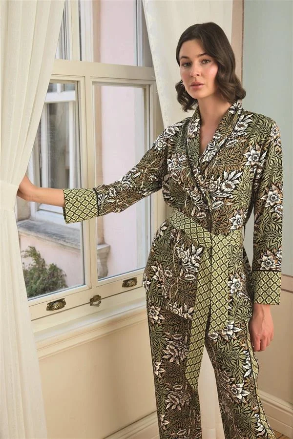 Çiçek Yaprak ve Etnik Desenli Pijama Takımı görseli