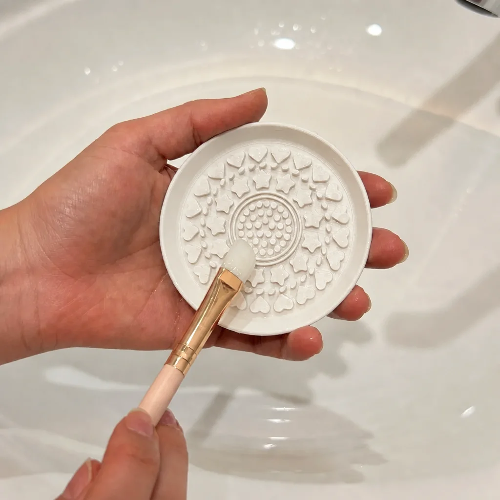 3D Baskı Makyaj Fırçası Temizleme Pedi - Desenli Aparat-Beyaz görsel 2