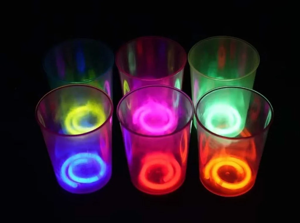 Karanlıkta Yanan Gece Işığı Mega Glow Bardaklar 8 Adet 8.5 x 10.5 cm görsel 3