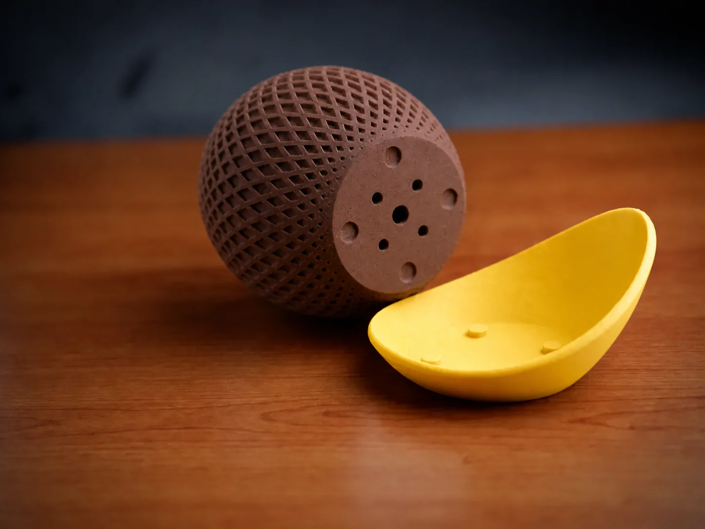 3D Baskı Küre Saksı - Kafes Dokulu İki Parçalı Dekoratif Saksı - Kahverengi-Sarı görsel 2
