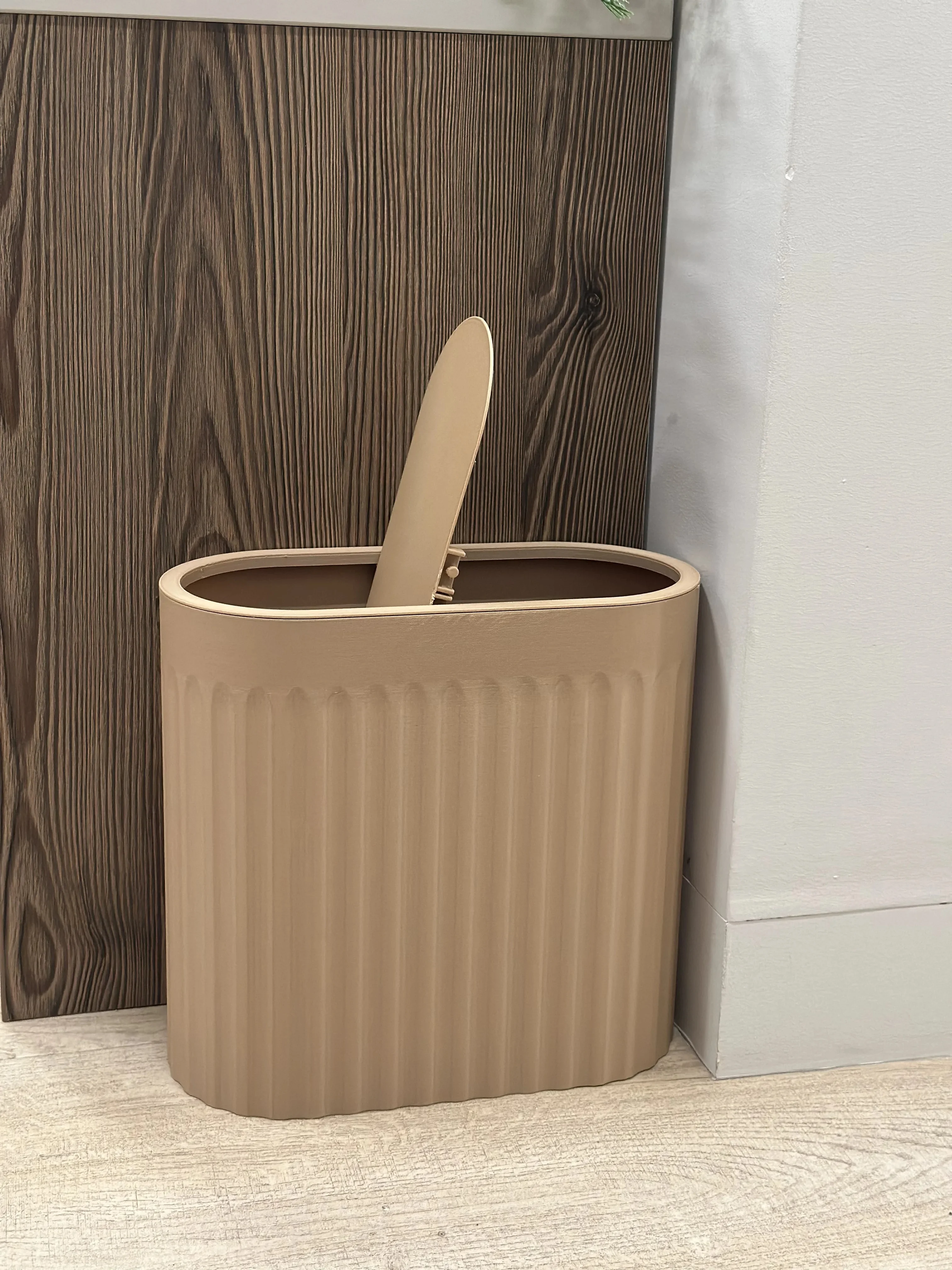 3D Baskı Yivli Oval Çöp Kutusu Sallanır Kapaklı Banyo Tuvalet Mutfak Ofis Kovası 24x12x23 cm Bej görsel 2
