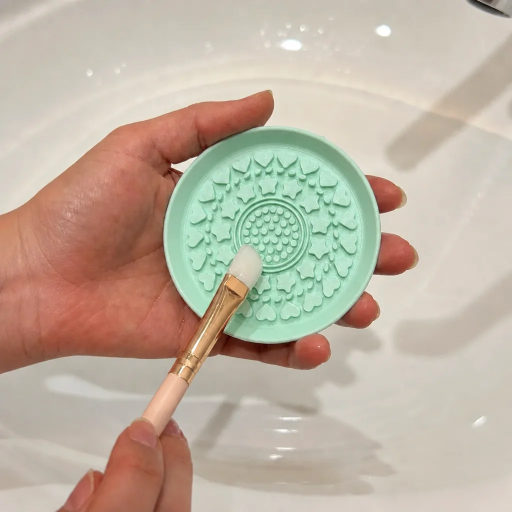 3D Baskı Makyaj Fırçası Temizleme Pedi - Desenli Aparat-Mint görsel 2