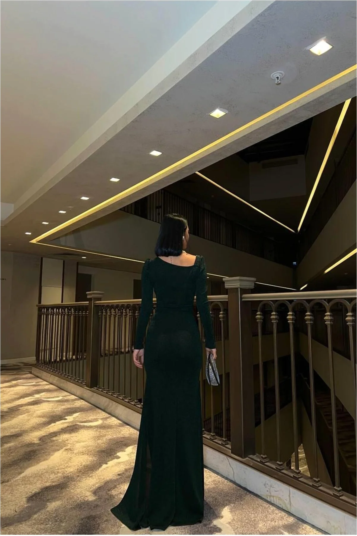 Kadın Modern Stil V Yaka Yırtmaçlı Uzun Kollu Abiye Elbise görsel 2