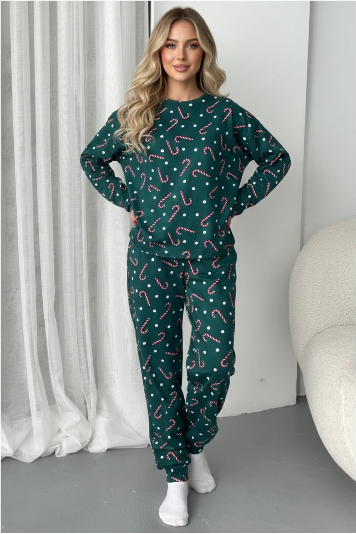 Kadın Şık Pamuklu Yılbaşı Kırmızı Puantiye ve Candy Cane Desenli Kırmızı Pijama Takımı görsel 3