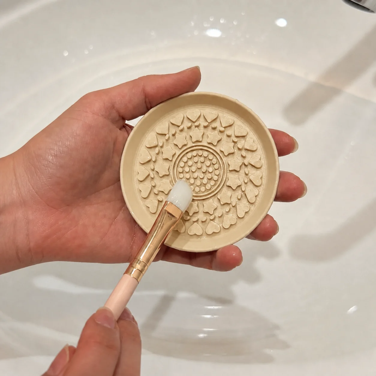 3D Baskı Makyaj Fırçası Temizleme Pedi - Desenli Aparat-Bej görsel 2
