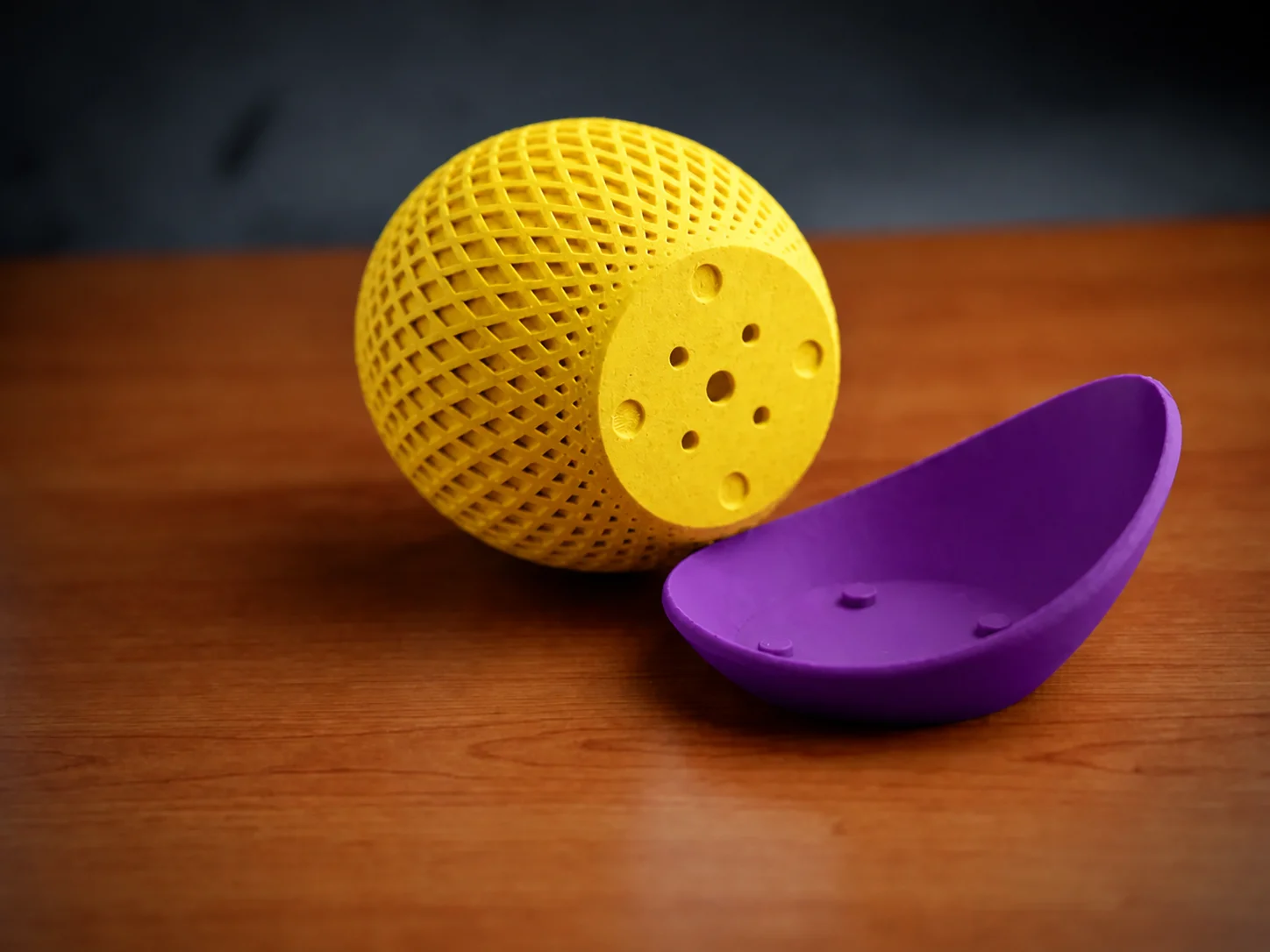 3D Baskı Küre Saksı - Kafes Dokulu İki Parçalı Dekoratif Saksı - Sarı-Mor görsel 2