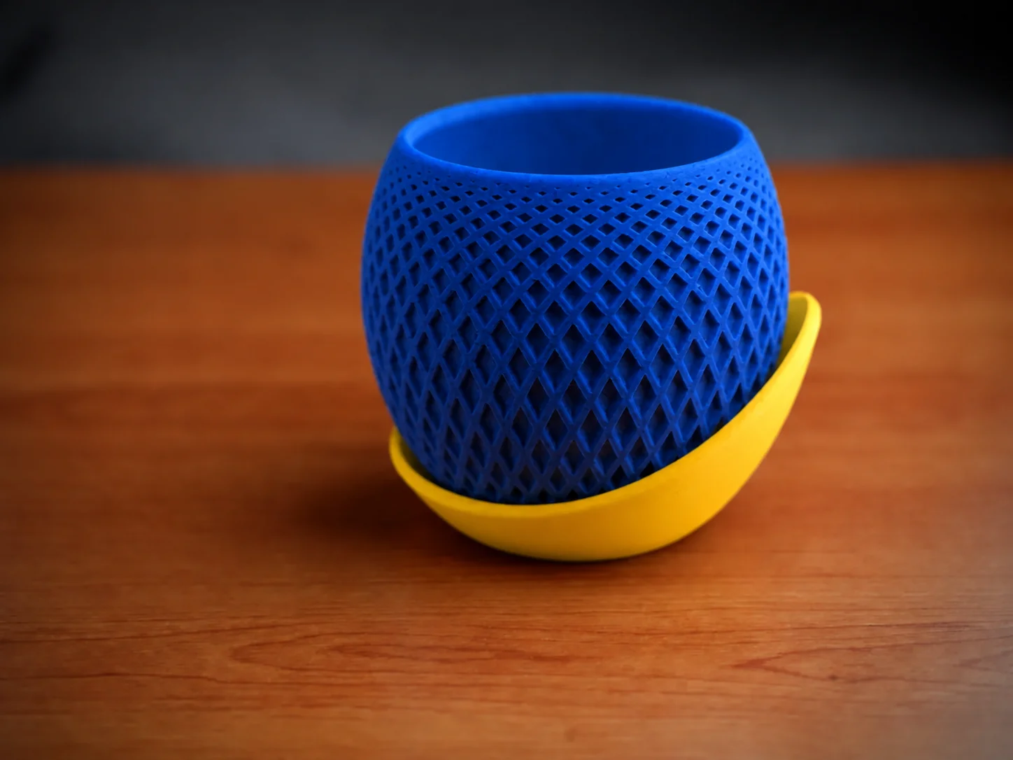 3D Baskı Küre Saksı - Kafes Dokulu İki Parçalı Dekoratif Saksı - Mavi-Sarı