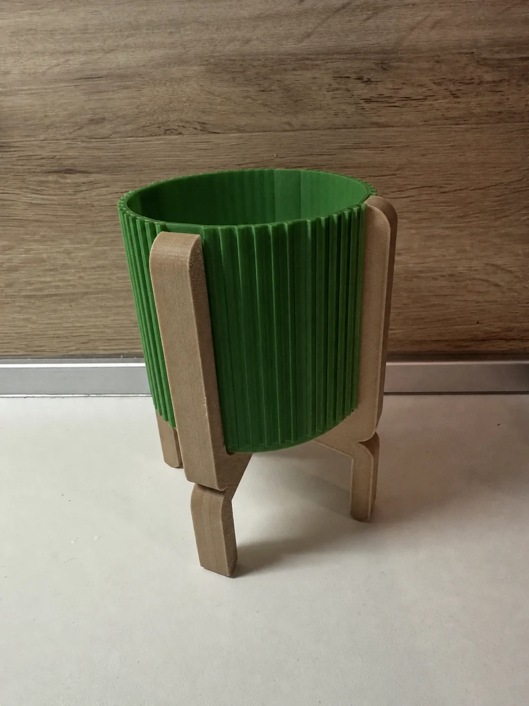 3D Baskı Ayaklı Çizgili Saksı - Bej Standlı Dekoratif Saksı - Yeşil görsel 2