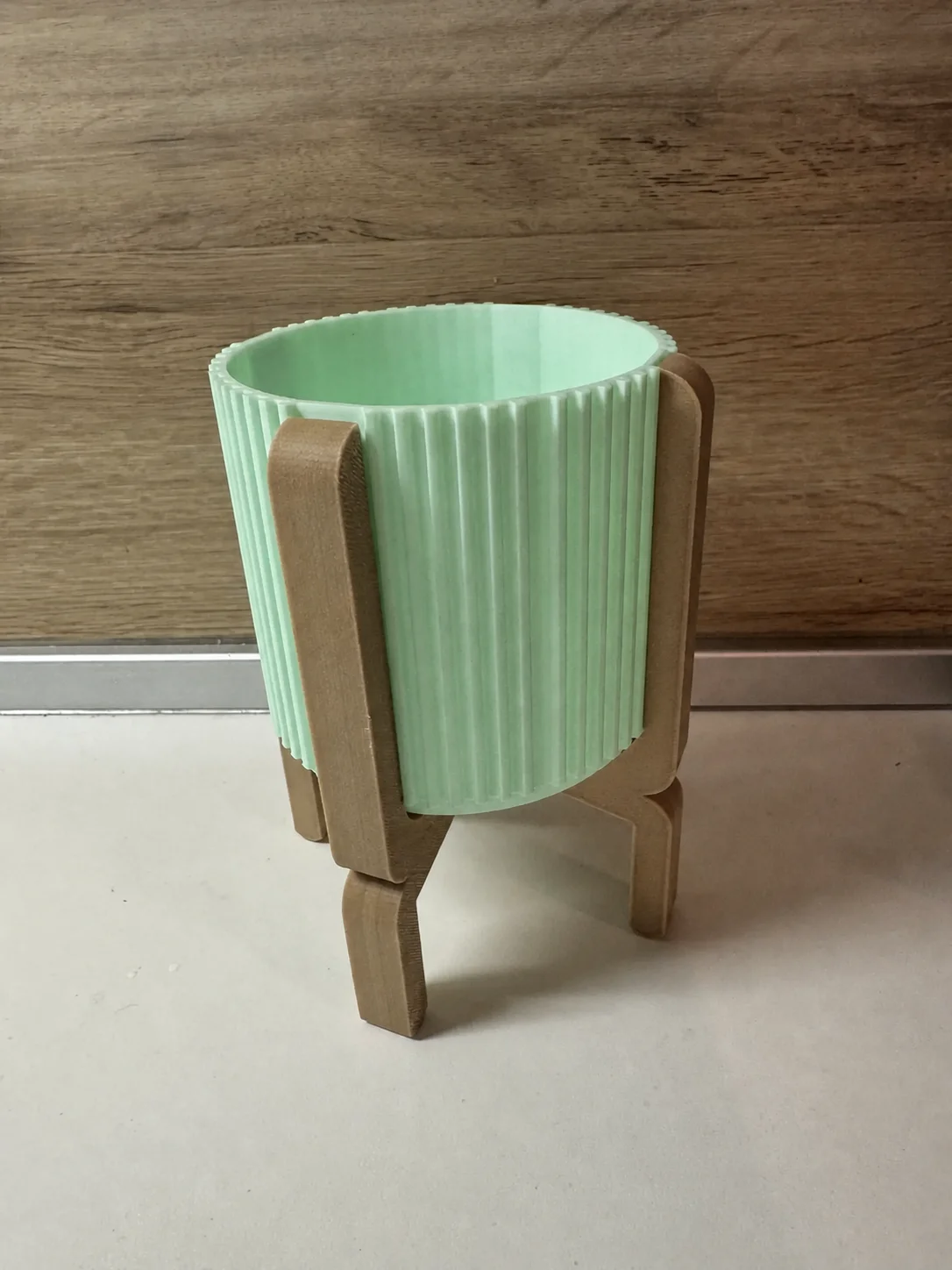 3D Baskı Ayaklı Çizgili Saksı - Bej Standlı Dekoratif Saksı - Mint görsel 2