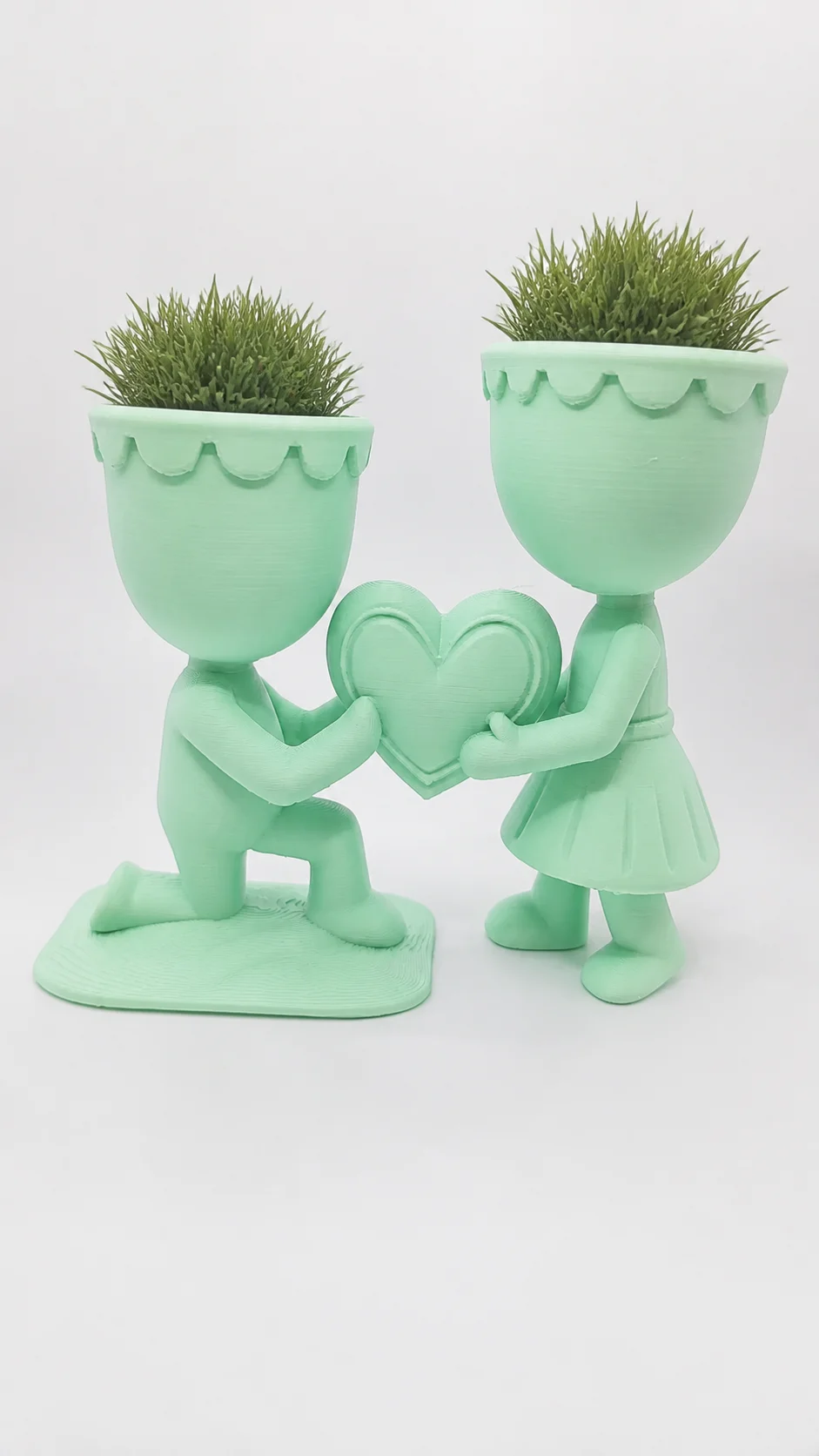 3D Baskı Aşk Saksısı - Kalp Tutan Çift Figürlü Dekoratif Saksı - Mint görsel 3