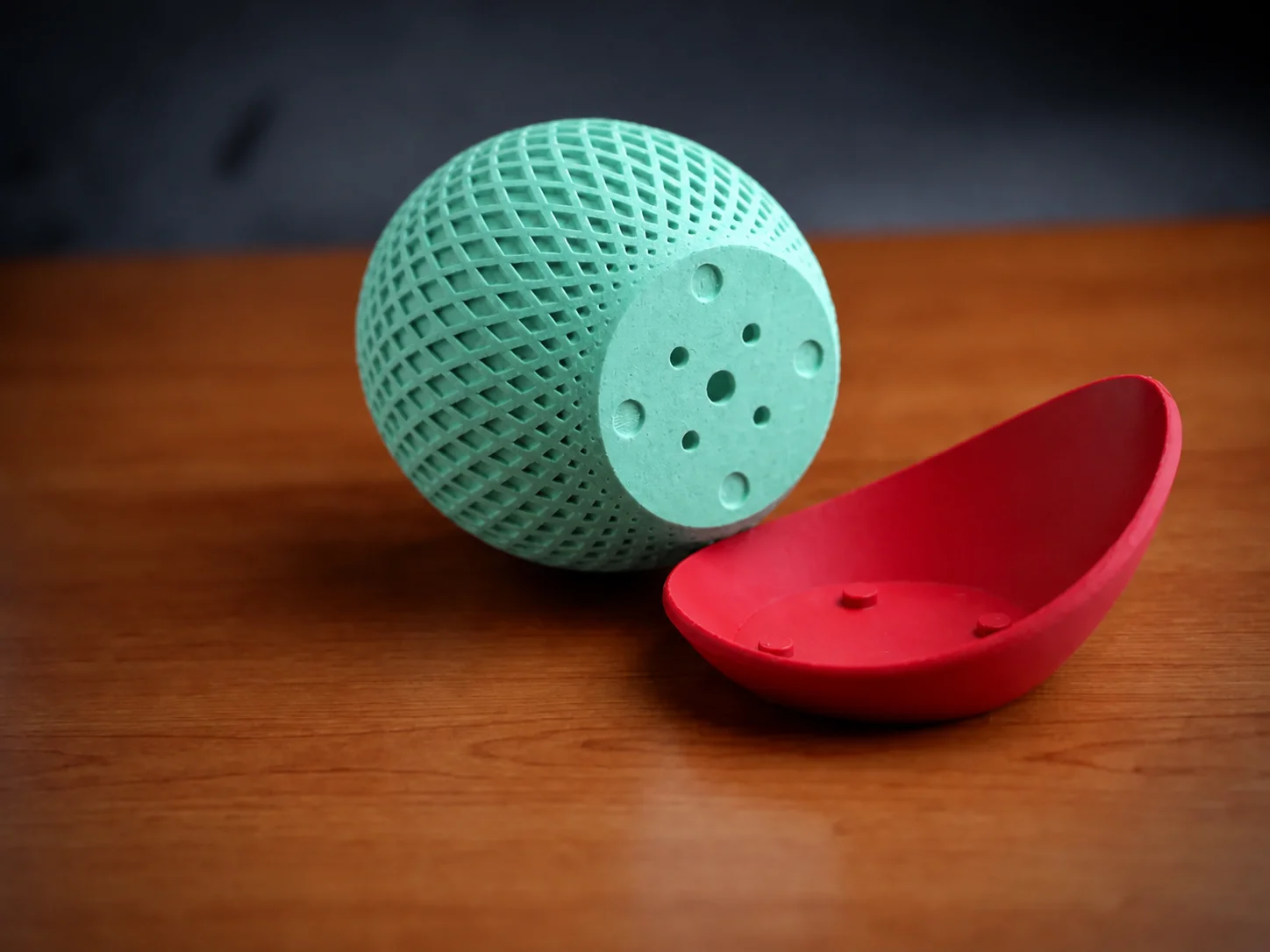 3D Baskı Küre Saksı - Kafes Dokulu İki Parçalı Dekoratif Saksı - Mint-Kırmızı görsel 2