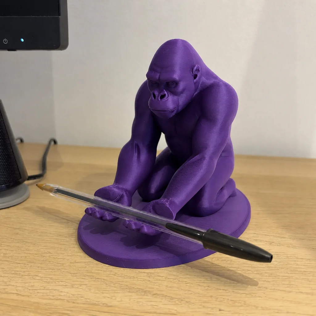 3D Baskı Goril Telefon Tutucu - Kaslı Goril Masaüstü Telefon Standı-Mor görsel 3