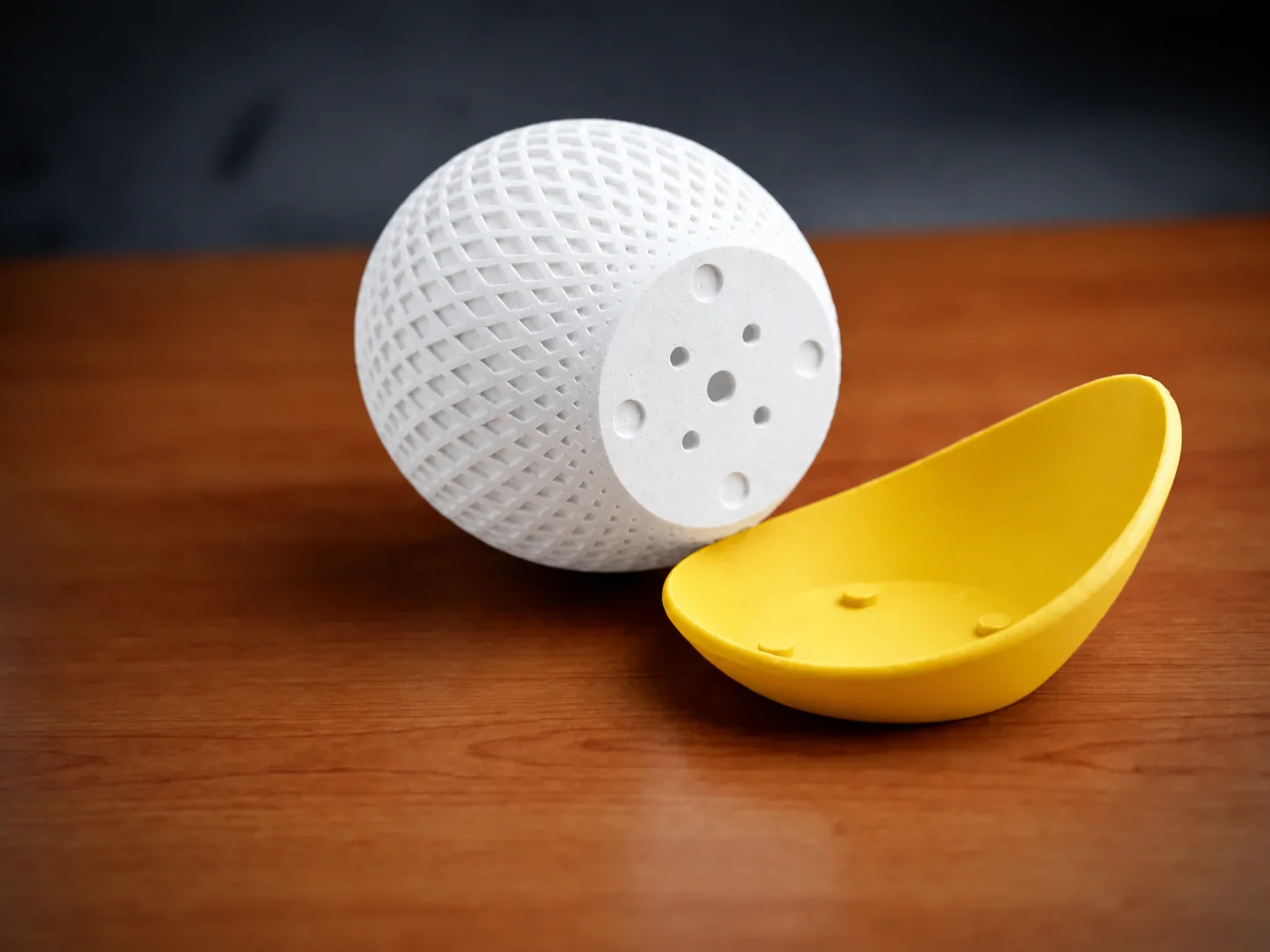 3D Baskı Küre Saksı - Kafes Dokulu İki Parçalı Dekoratif Saksı - Beyaz-Sarı görsel 2