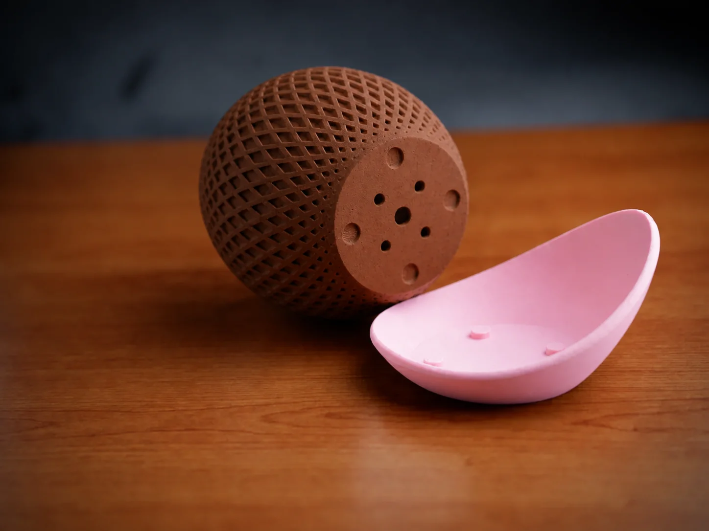 3D Baskı Küre Saksı - Kafes Dokulu İki Parçalı Dekoratif Saksı - Kahverengi-Pembe görsel 2