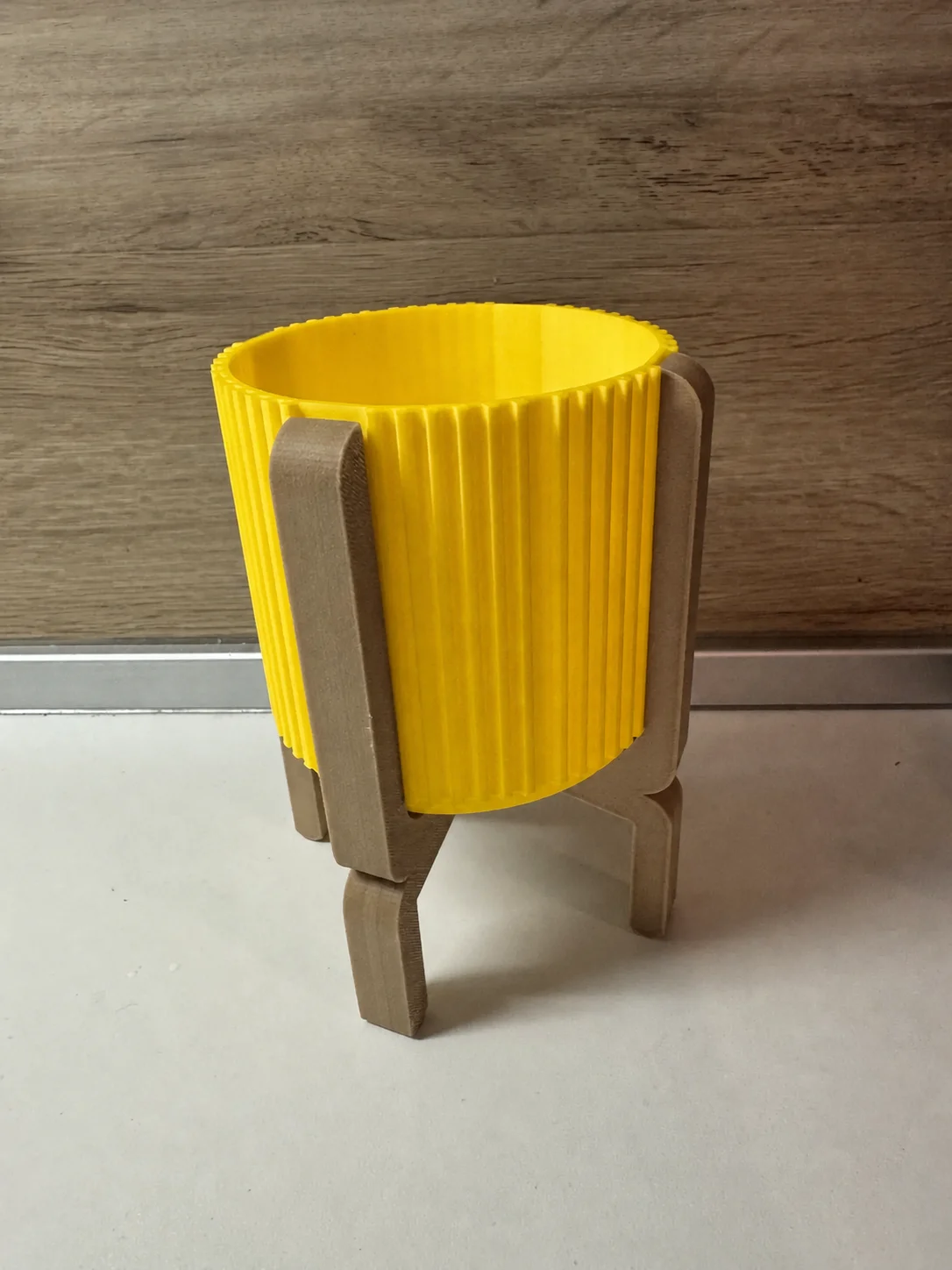 3D Baskı Ayaklı Çizgili Saksı - Bej Standlı Dekoratif Saksı - Sarı görsel 2