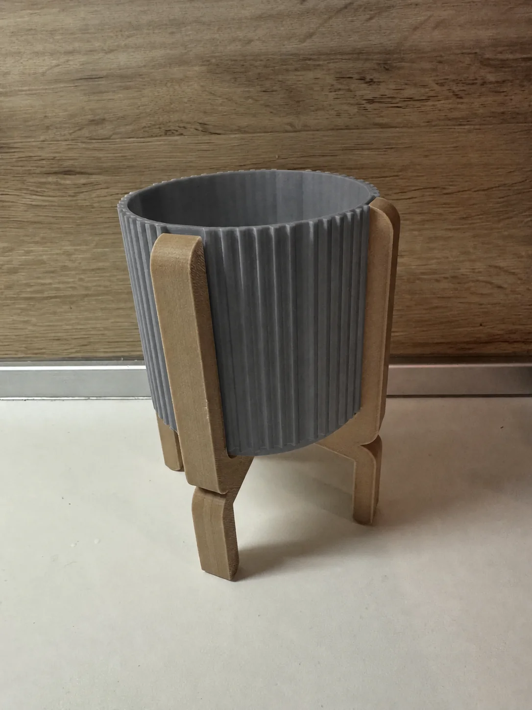 3D Baskı Ayaklı Çizgili Saksı - Bej Standlı Dekoratif Saksı - Gri görsel 2