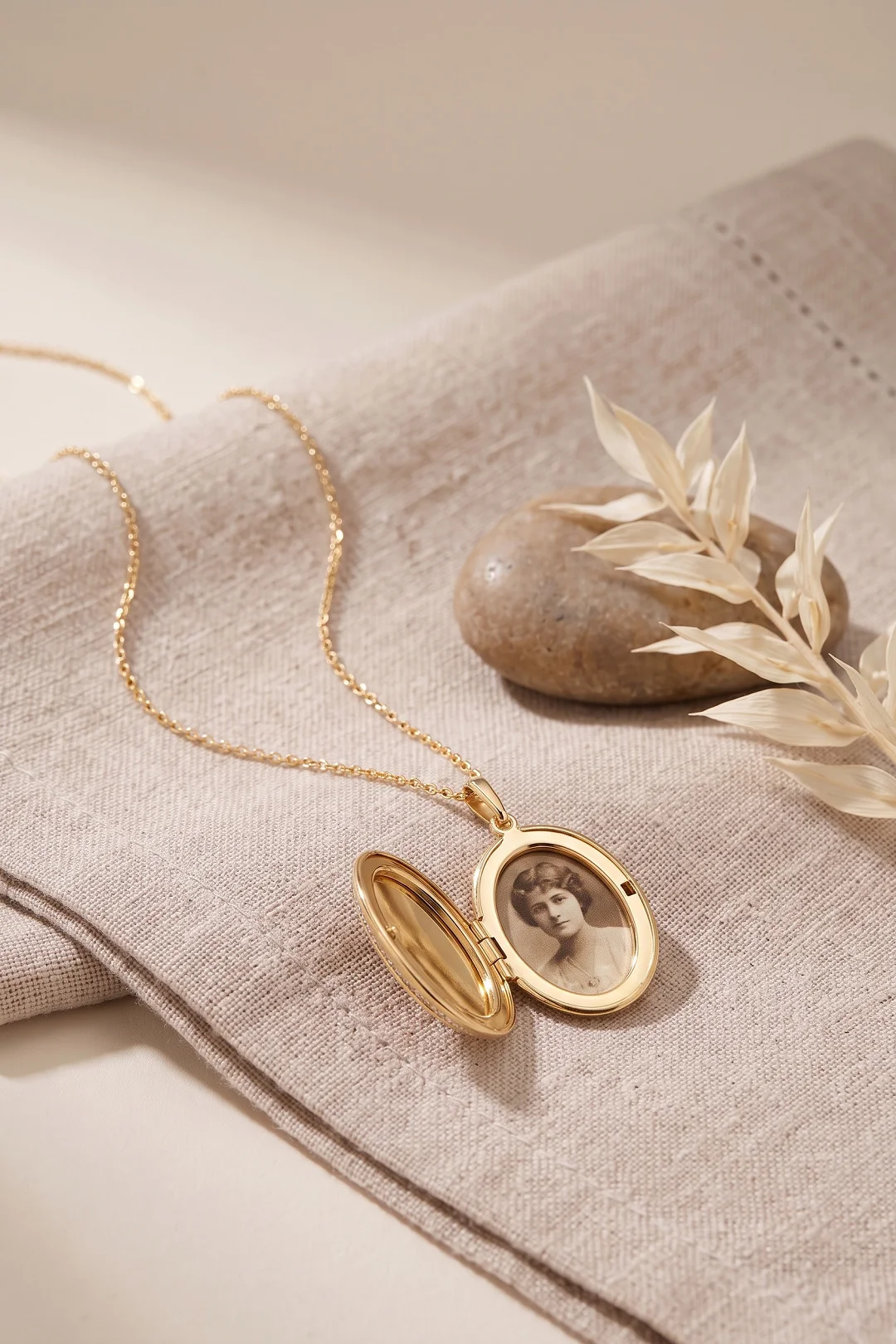 Pirinç Gold Renk Kapaklı Fotoğraf Koyulabilir Model Kadın Kolye görsel 2