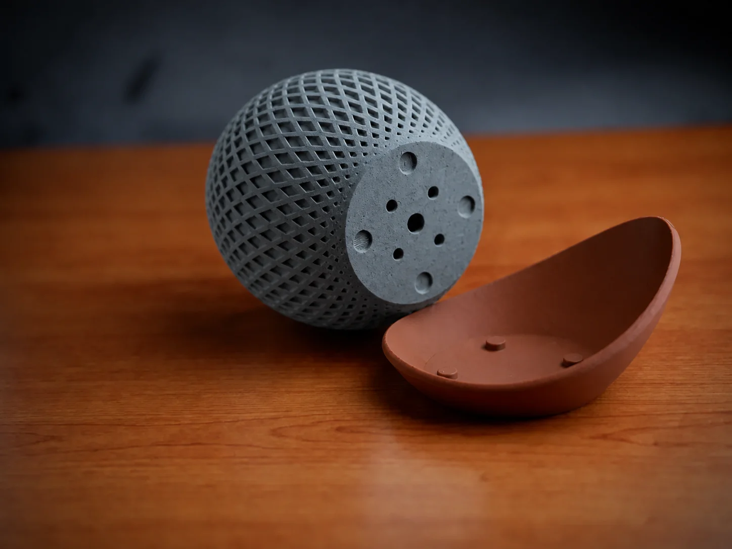 3D Baskı Küre Saksı - Kafes Dokulu İki Parçalı Dekoratif Saksı - Gri-Kahverengi görsel 2