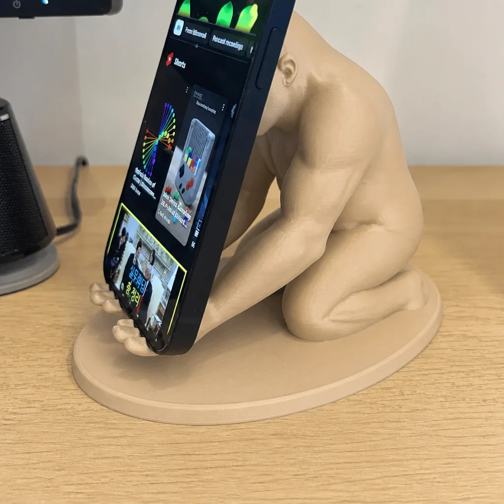 3D Baskı Goril Telefon Tutucu - Kaslı Goril Masaüstü Telefon Standı-Bej