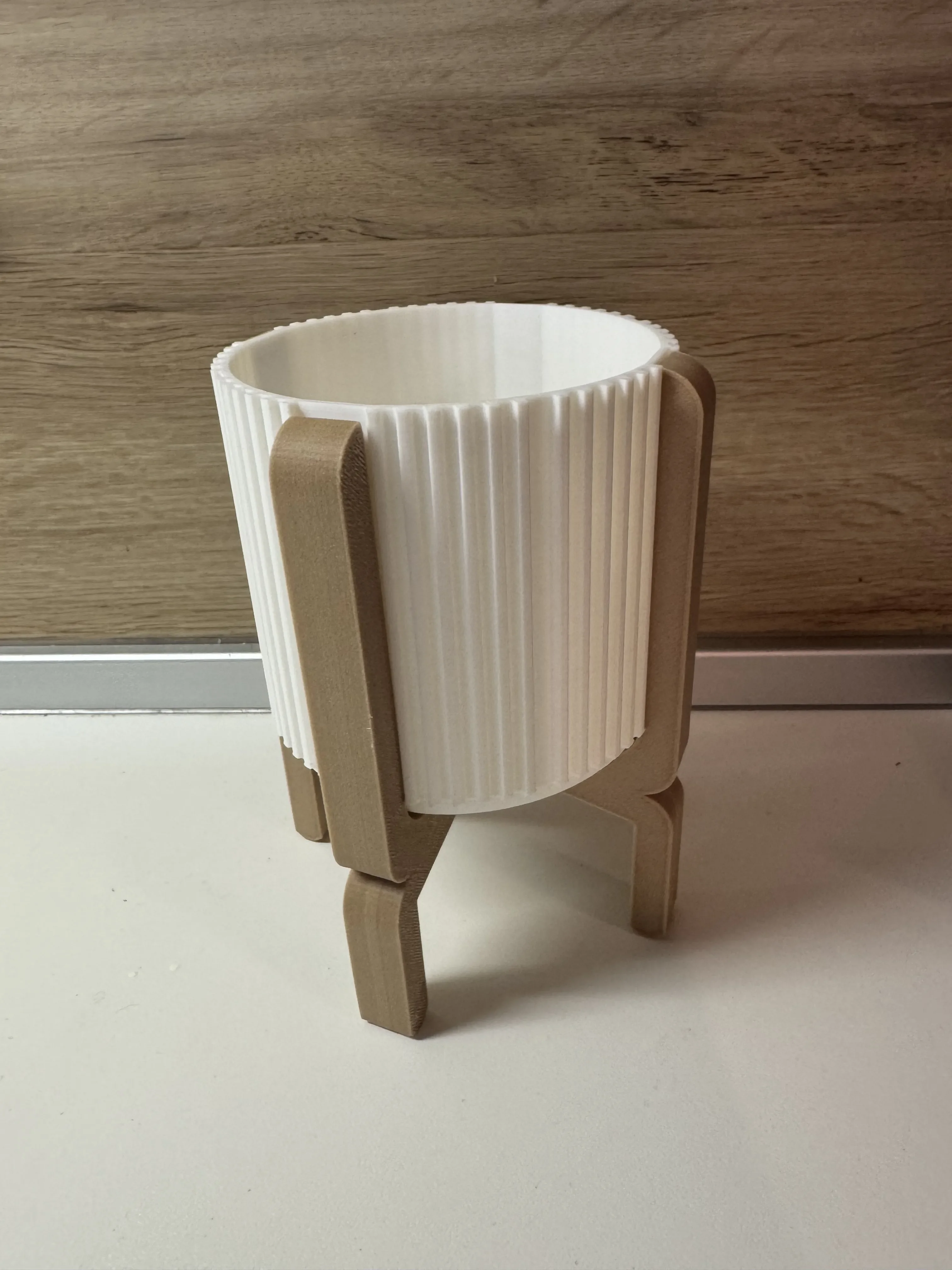 3D Baskı Ayaklı Çizgili Saksı - Bej Standlı Dekoratif Saksı - Beyaz görsel 2