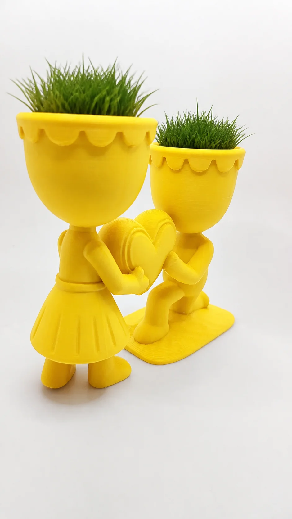 3D Baskı Aşk Saksısı - Kalp Tutan Çift Figürlü Dekoratif Saksı - Sarı görsel 2