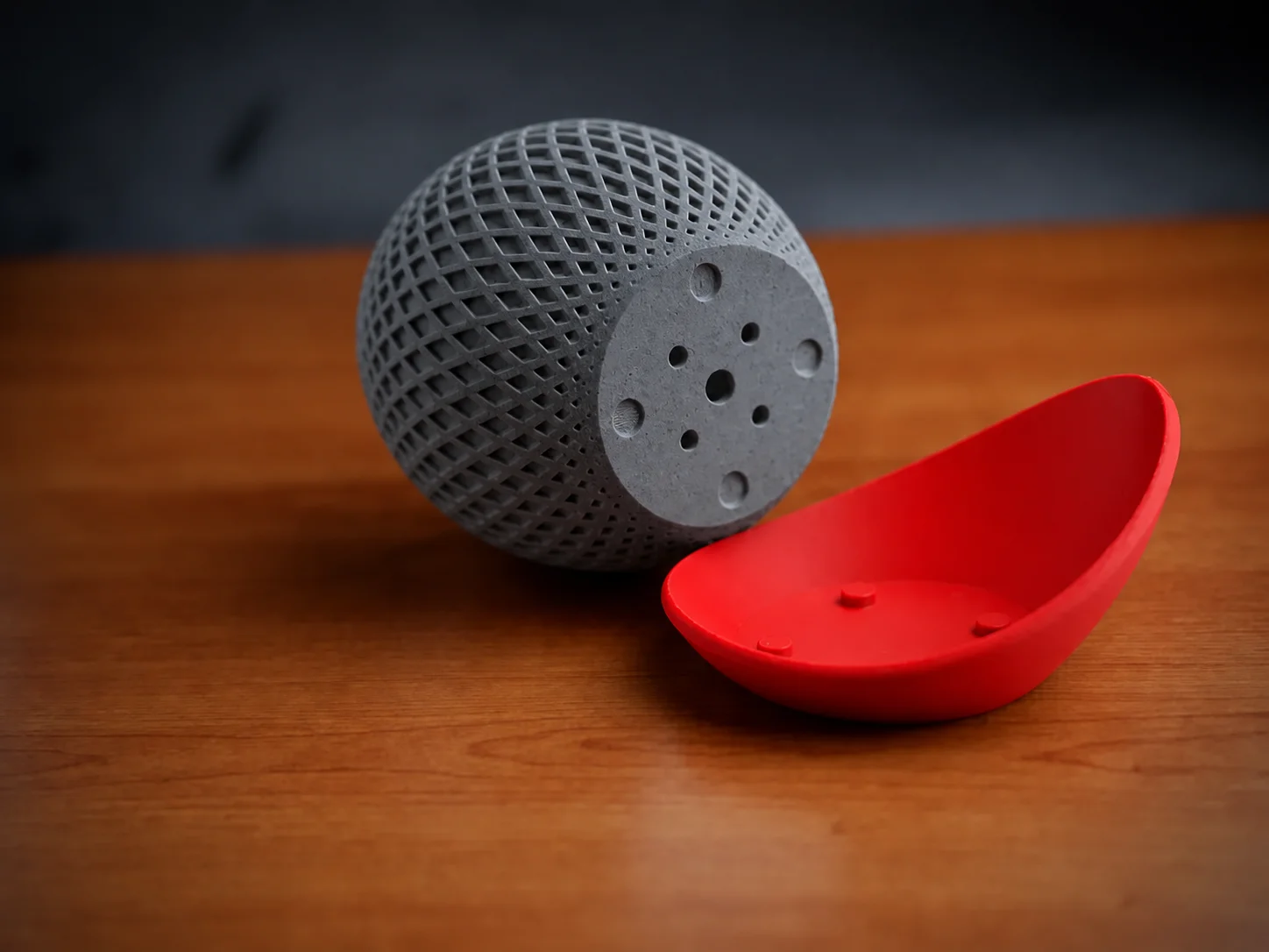3D Baskı Küre Saksı - Kafes Dokulu İki Parçalı Dekoratif Saksı - Gri-Kırmızı görsel 2