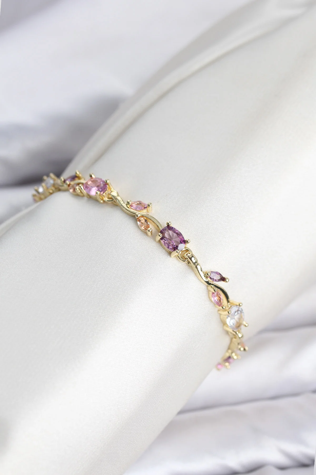 Pirinç Gold Renk Pembe ve Mor Zirkon Taşlı Çiçek Model Kadın Bileklik görsel 3