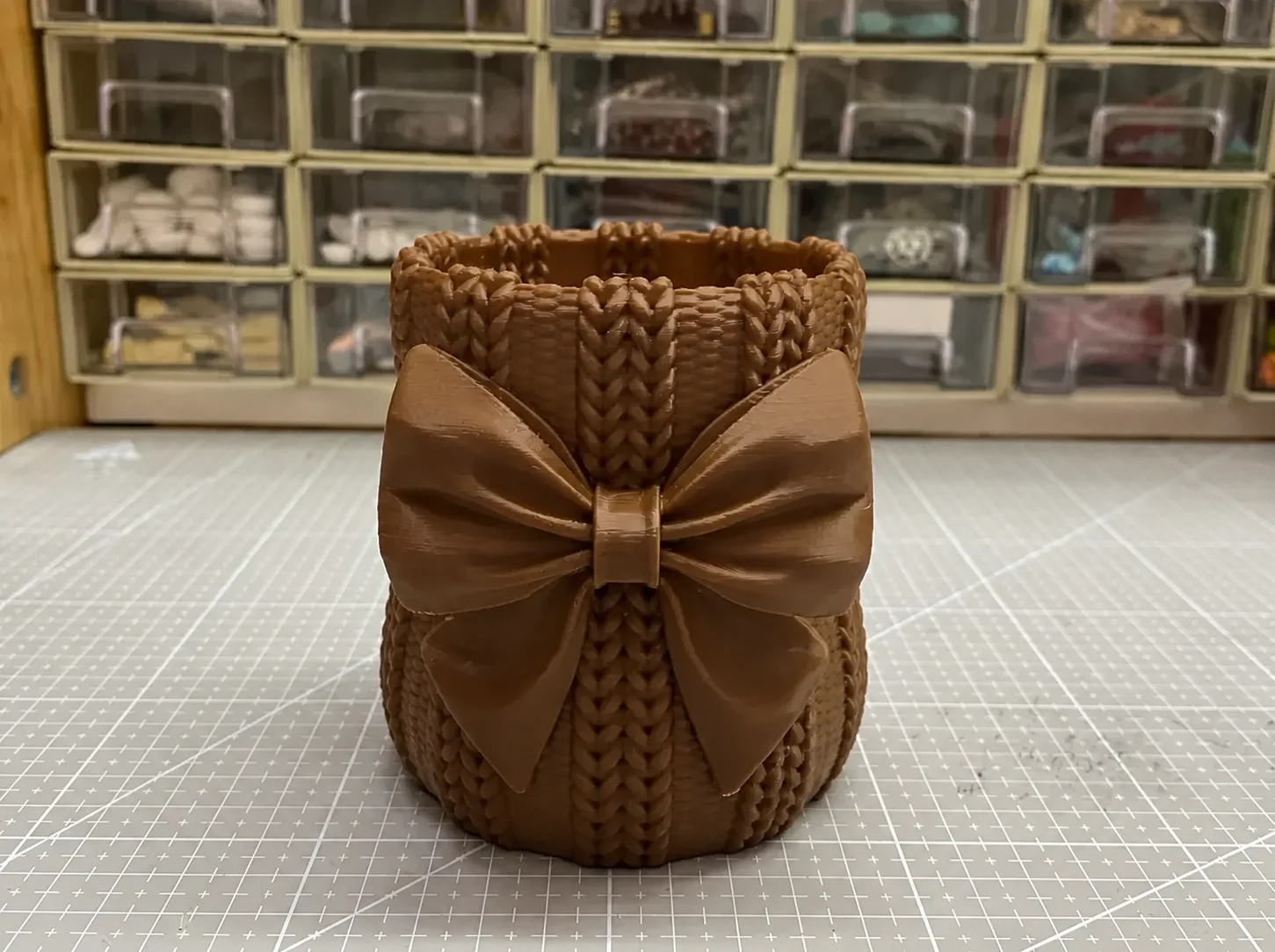 3D Baskı Fiyonklu Örgü Vazo - Dekoratif Çiçeklik-Kahverengi görsel 2