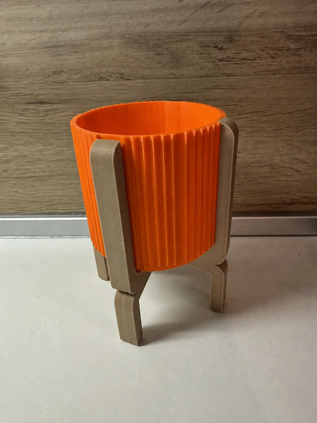 3D Baskı Ayaklı Çizgili Saksı - Bej Standlı Dekoratif Saksı - Turuncu görsel 2