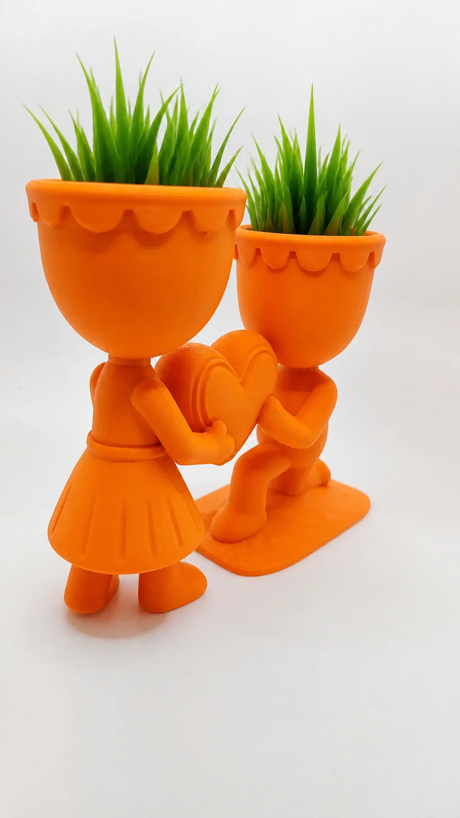 3D Baskı Aşk Saksısı - Kalp Tutan Çift Figürlü Dekoratif Saksı - Turuncu görsel 2