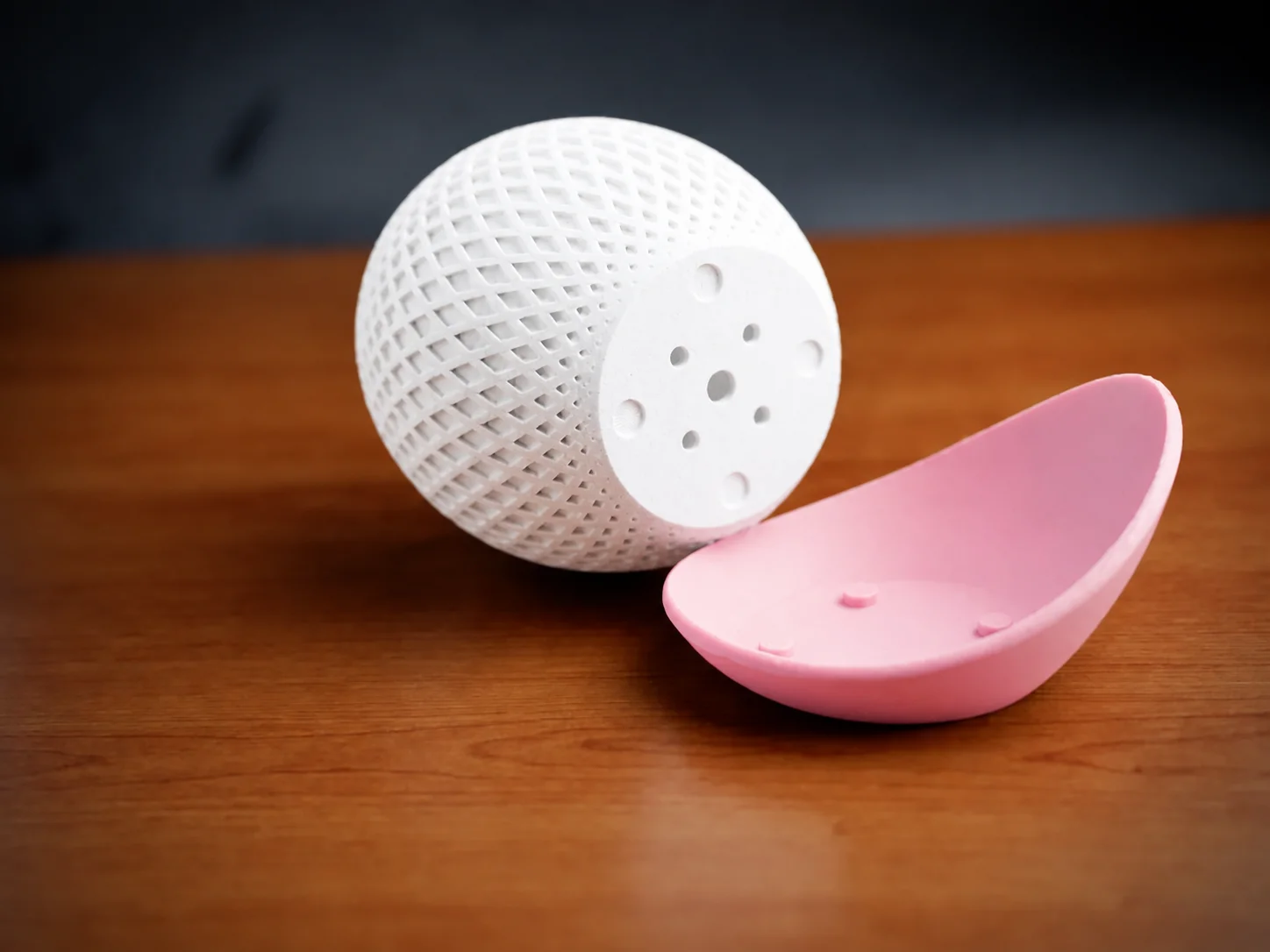 3D Baskı Küre Saksı - Kafes Dokulu İki Parçalı Dekoratif Saksı - Beyaz-Pembe görsel 2