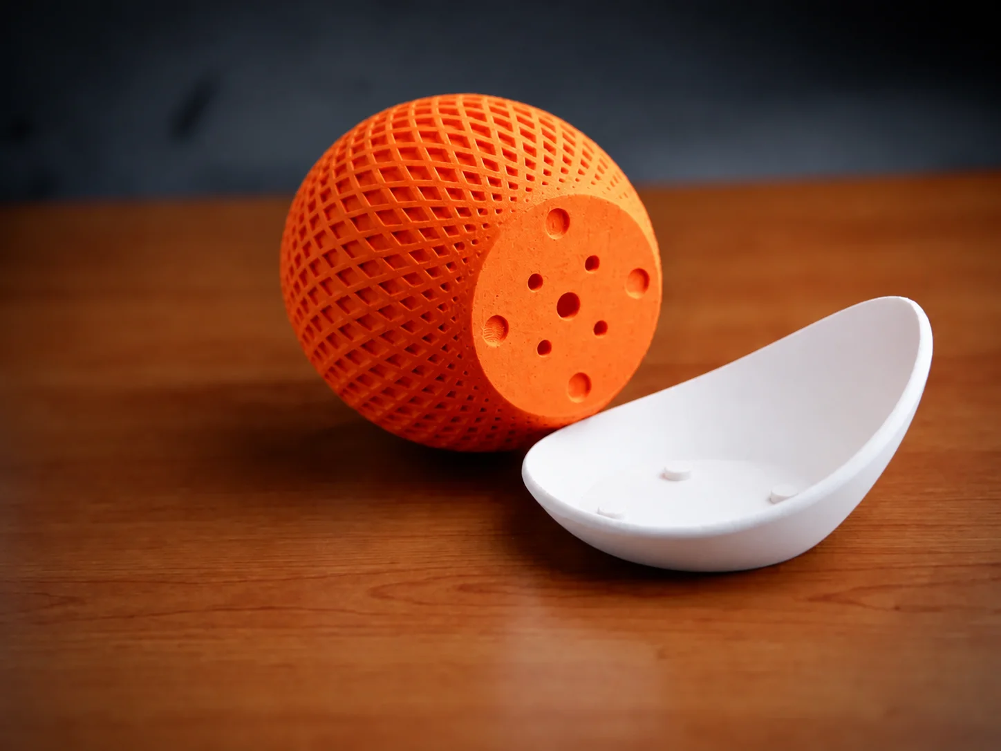 3D Baskı Küre Saksı - Kafes Dokulu İki Parçalı Dekoratif Saksı - Turuncu-Beyaz görsel 2