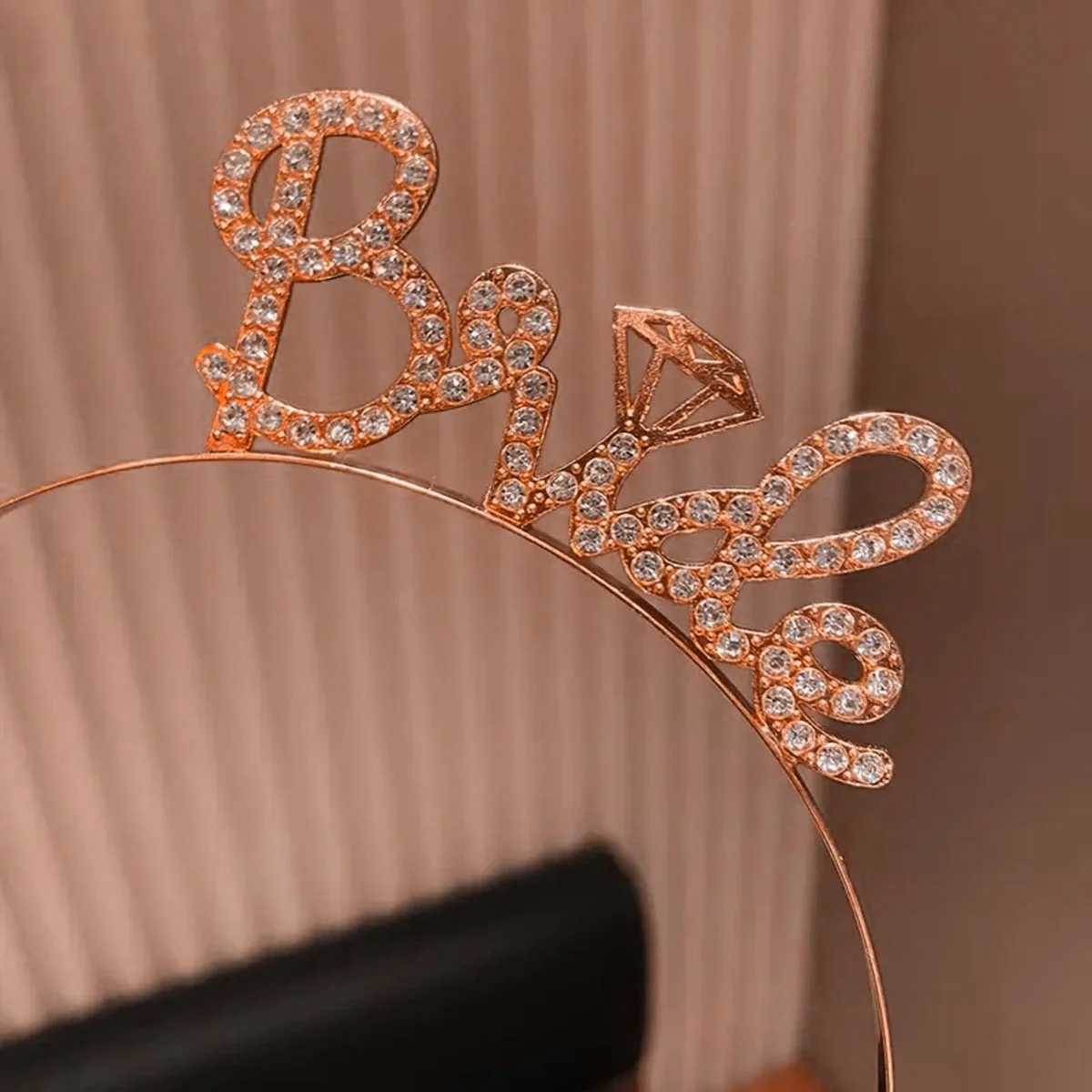 Rose Gold Renkli Taşlı “Bride” Gelin Tacı – El Yazısı Yazı Tipiyle görsel 2
