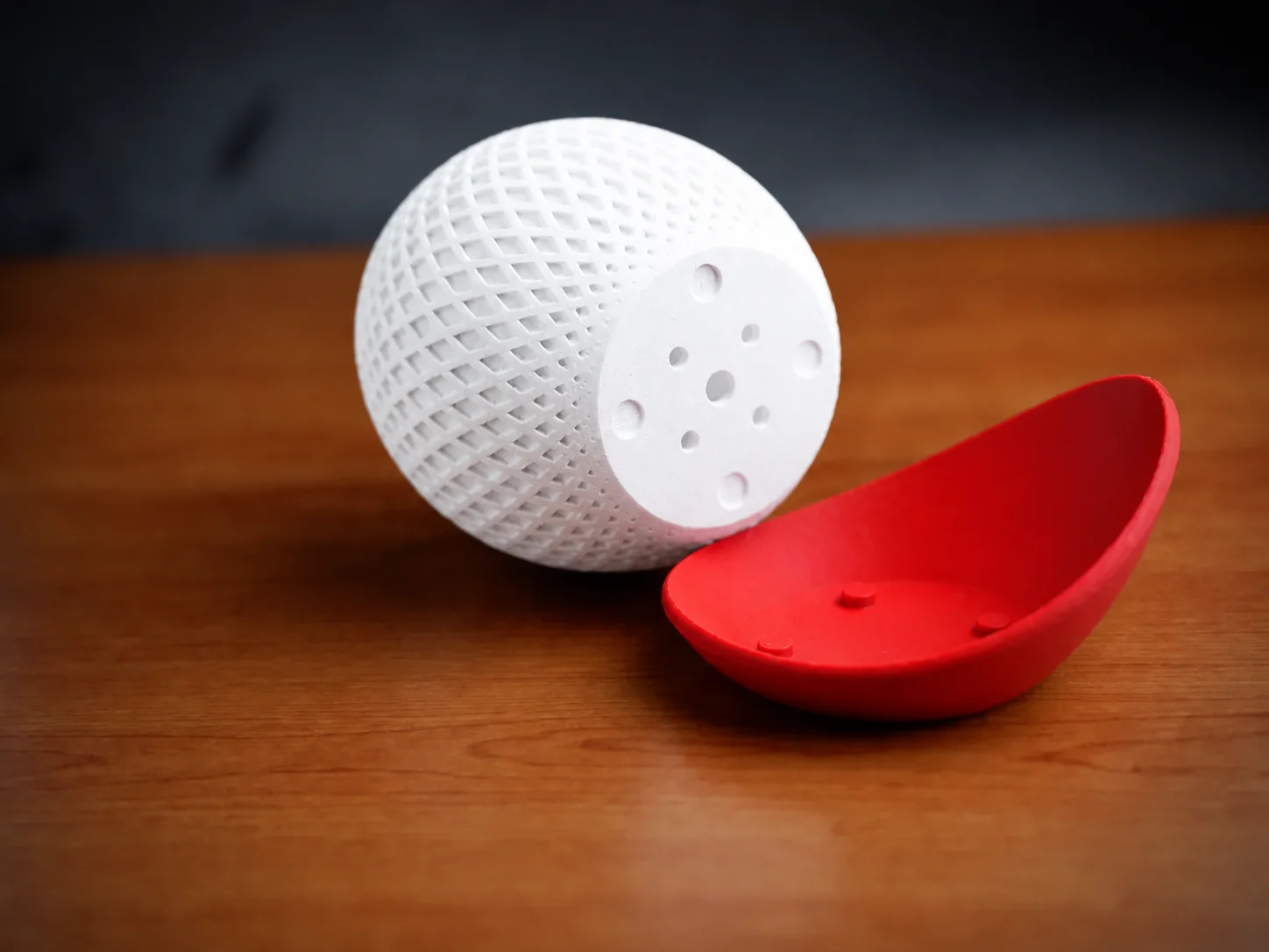 3D Baskı Küre Saksı - Kafes Dokulu İki Parçalı Dekoratif Saksı - Beyaz-Kırmızı görsel 2
