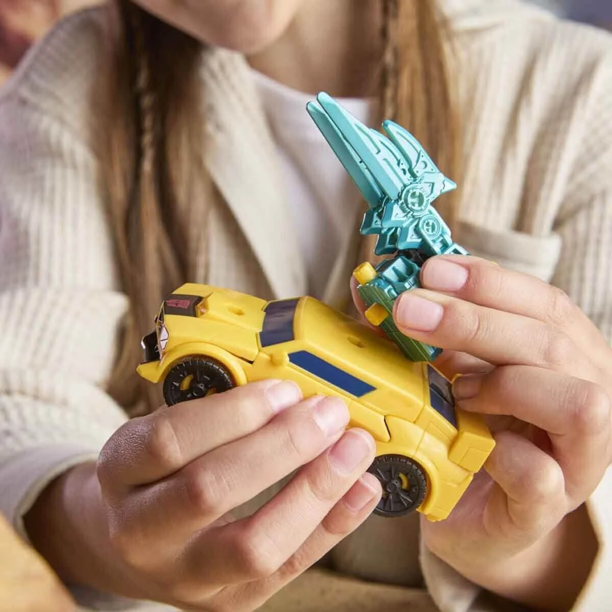 G0747 Transformers Cyberworld Zırhlı Siber Dönüşen Araba görsel 6