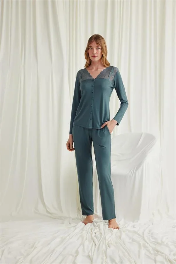 Yakası Omzu ve Paçası Dantelli Boydan Düğmeli Pijama Takımı görseli