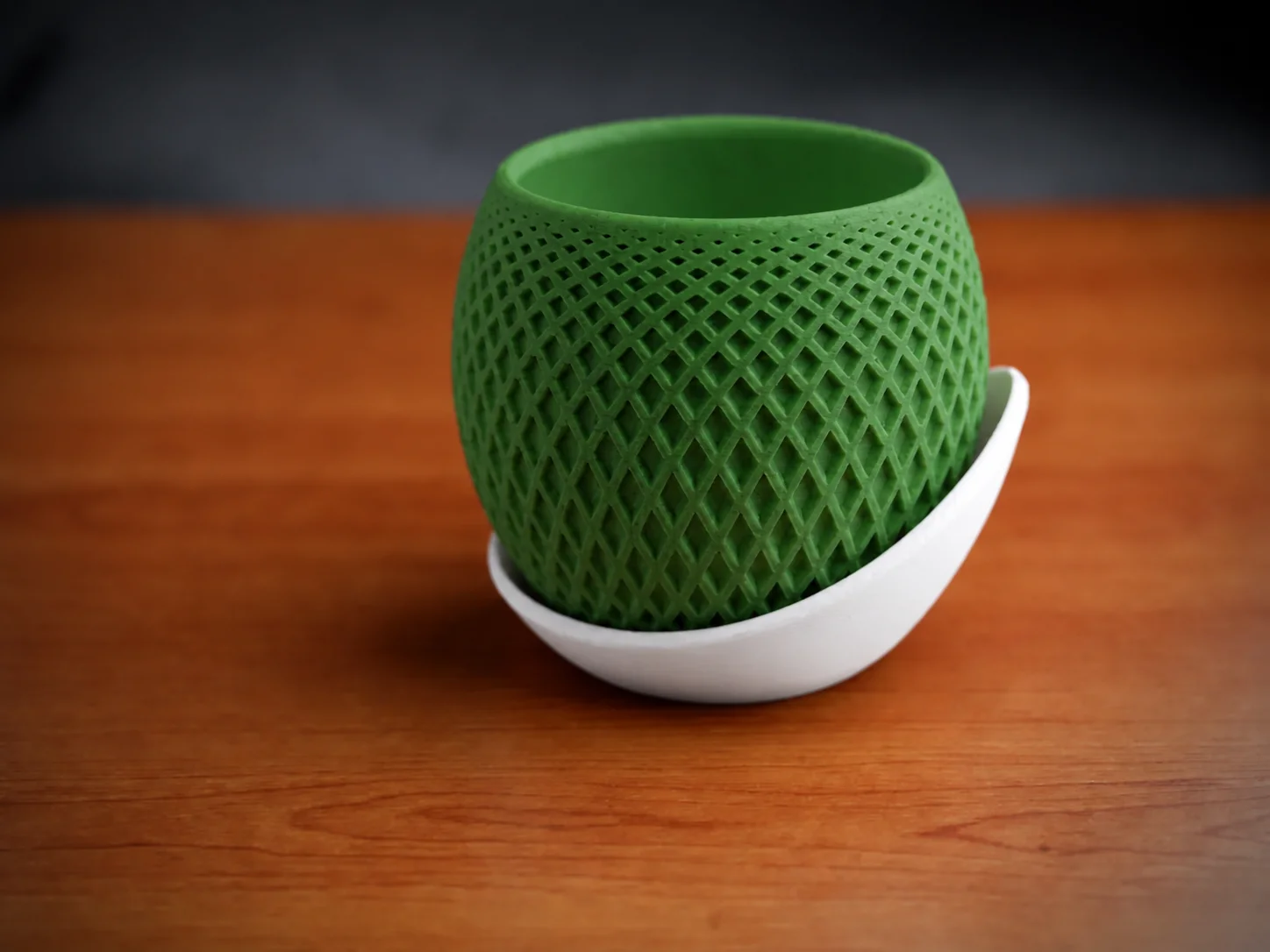 3D Baskı Küre Saksı - Kafes Dokulu İki Parçalı Dekoratif Saksı - Yeşil-Beyaz