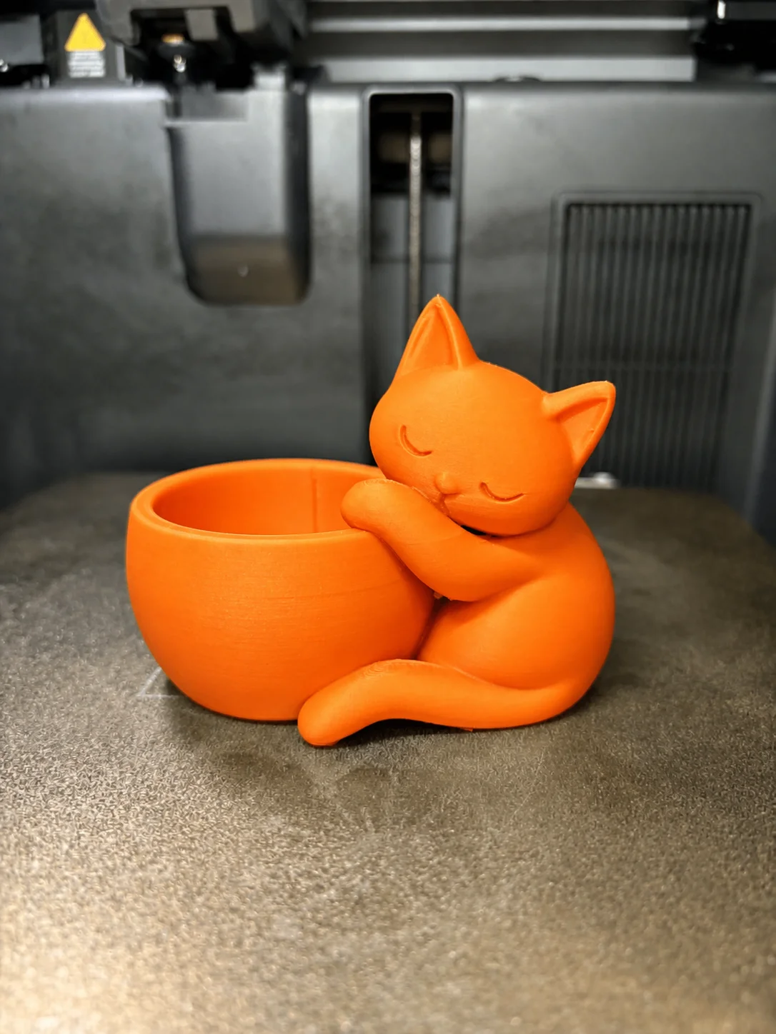 3D Baskı Sarılan Kedi Saksı - Sevimli Dekoratif Saksı - Turuncu görsel 2