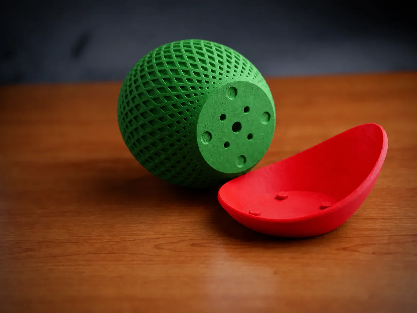 3D Baskı Küre Saksı - Kafes Dokulu İki Parçalı Dekoratif Saksı - Yeşil-Kırmızı görsel 2