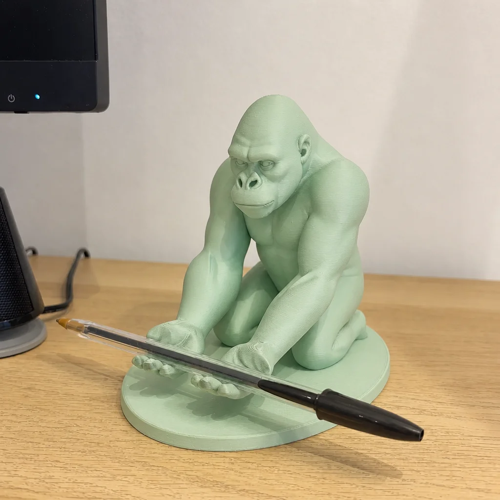 3D Baskı Goril Telefon Tutucu - Kaslı Goril Masaüstü Telefon Standı-Mint görsel 3