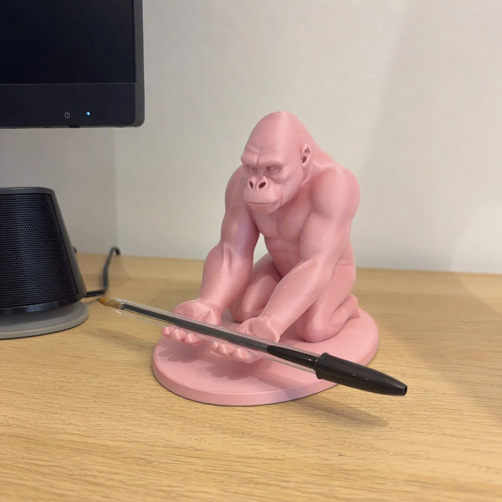 3D Baskı Goril Telefon Tutucu - Kaslı Goril Masaüstü Telefon Standı-Pembe görsel 3