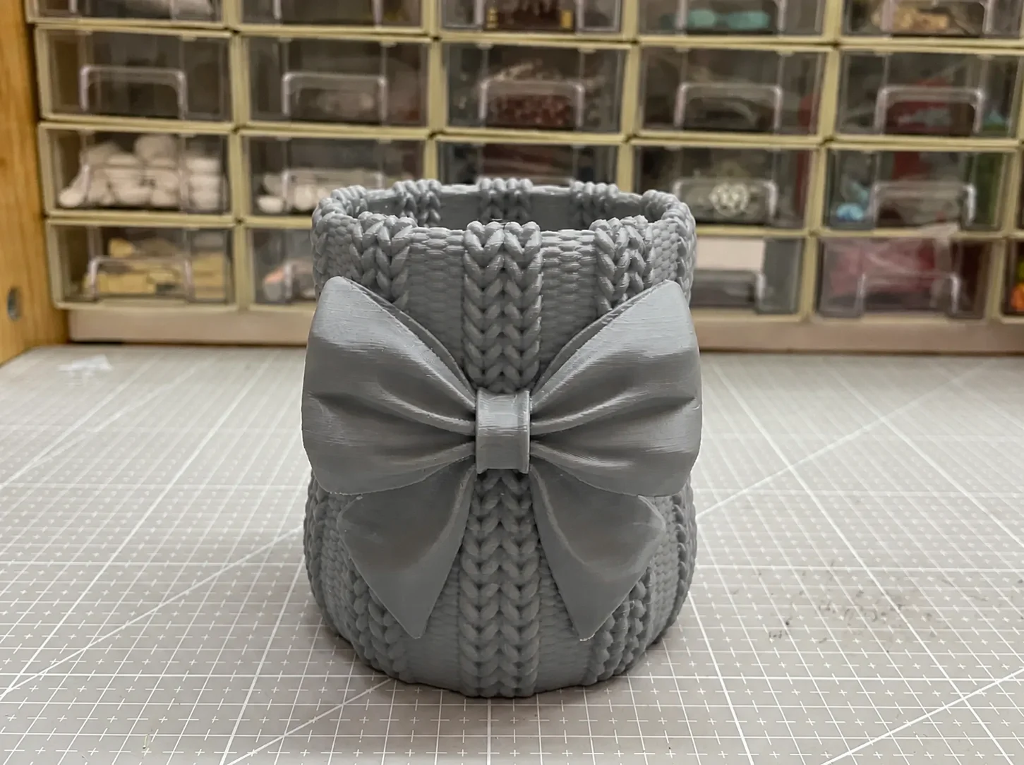 3D Baskı Fiyonklu Örgü Vazo - Dekoratif Çiçeklik-Gri görsel 2