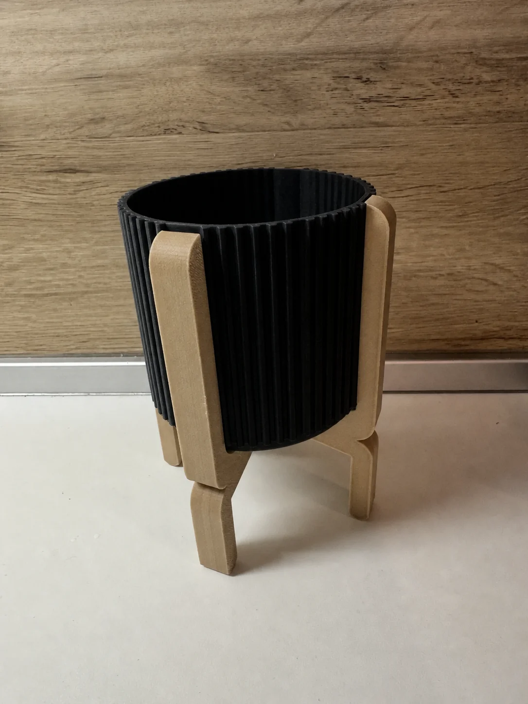 3D Baskı Ayaklı Çizgili Saksı - Bej Standlı Dekoratif Saksı - Siyah görsel 2